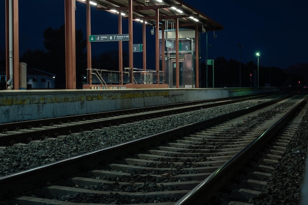 Weergave van sporen op het treinstation in Ronda 's nachts