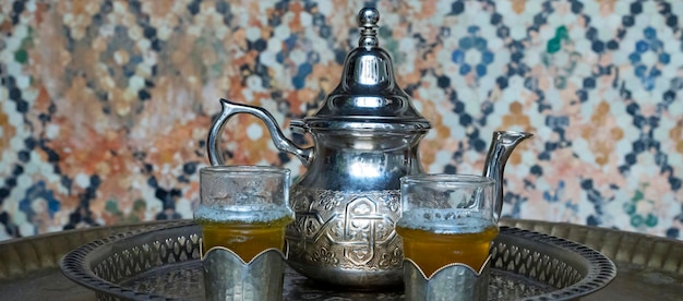 Foto weergave van traditioneel theeservies op een tafel in marrakech