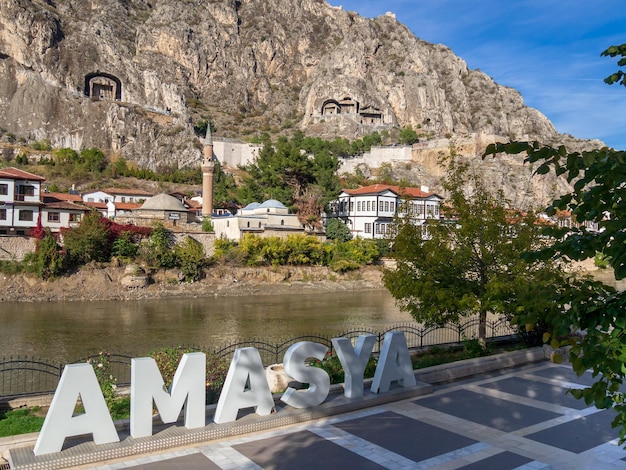 Weergave van traditionele Ottomaanse huizen aan de oevers van de rivier de Yesilirmak in de stad Amasya