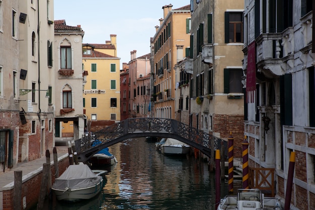 Weergave van typische brug in Venetië