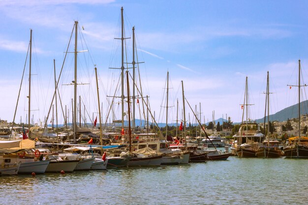 Weergave van vele jachten en boten afgemeerd in de haven van Bodrum in een zonnige zomerdag.