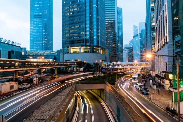 Weergave van verkeer met kantoor- en commerciële gebouwen in het centrale gebied in Hong Kong.