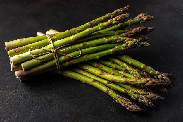 Weergave van verse asperges op een zwarte tafel