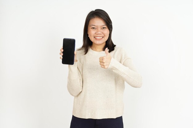 Weergeven op het lege smartphonescherm van mooie Aziatische vrouw geïsoleerd op een witte achtergrond