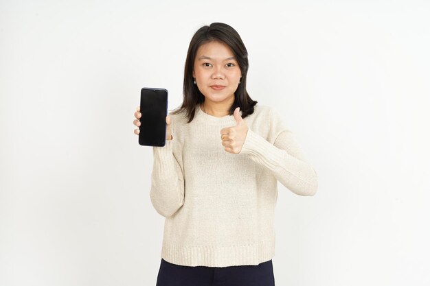 Weergeven op het lege smartphonescherm van mooie Aziatische vrouw geïsoleerd op een witte achtergrond