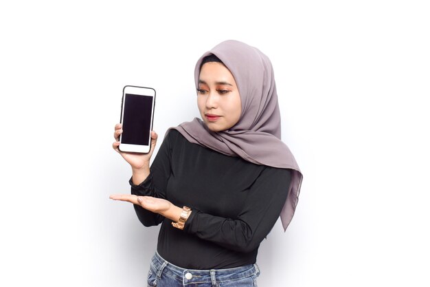 Weergeven op smartphone leeg scherm van mooie moslim aziatische vrouwen jurk VeilHijab en zwart shirt