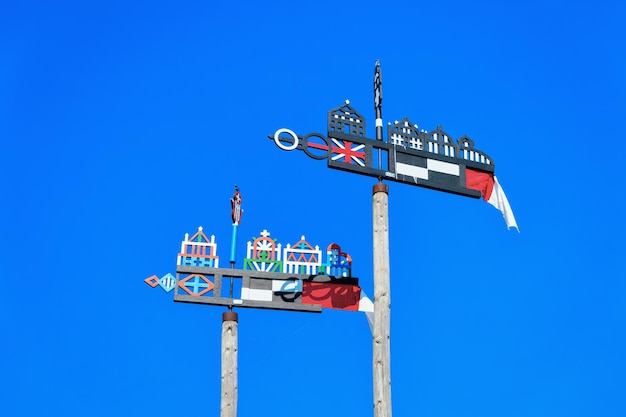 Weerhanen in de badplaats Nida in de buurt van Klaipeda in Neringa, in de Koerse Schoorwal en de Oostzee in Litouwen.