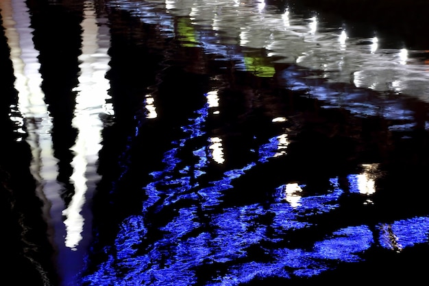 Weerspiegelde nachtverlichting van de brug in de rivier