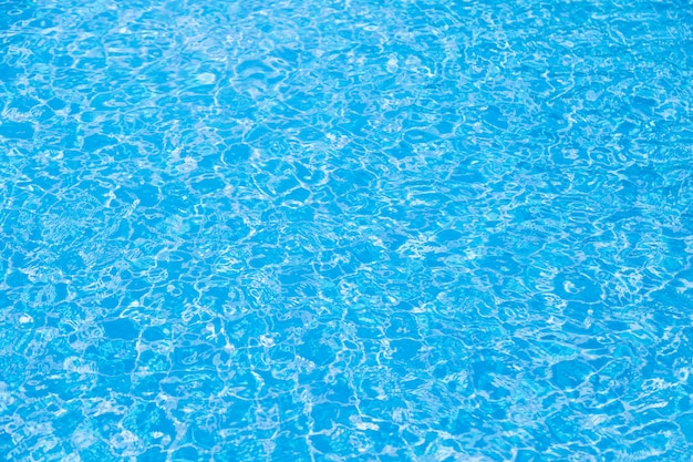 Weerspiegelen de golven en in de blauwe poolachtergrond