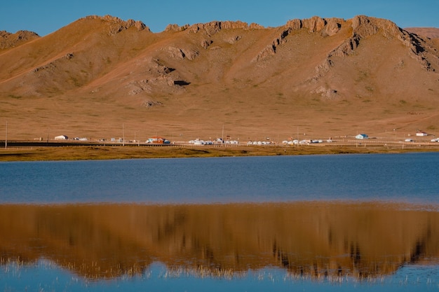 Weerspiegeling van de bergen in het Terkhiin Tsagaan-meer (ook wel White Lake genoemd) aan het einde van een su