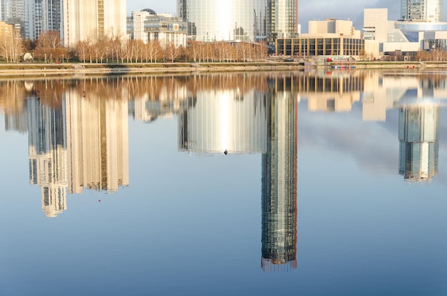 Weerspiegeling van een hoge kantoortoren in het meerwater.