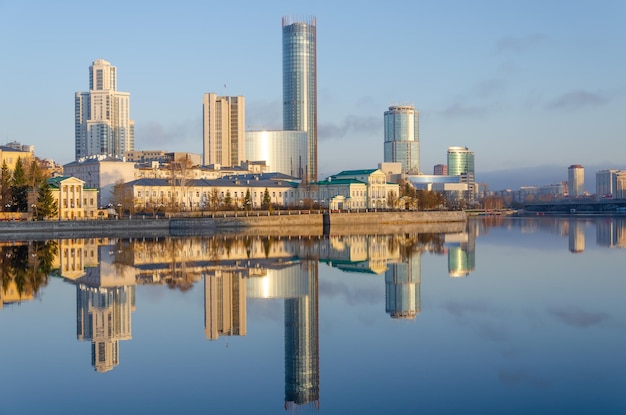 Weerspiegeling van hoogbouw in het meerwater.