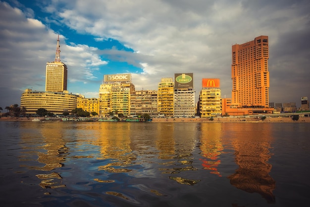 Weerspiegeling van stadstorens in de rivier de Nijl in Caïro, Egypte