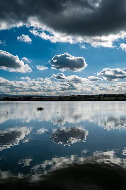 Foto weerspiegeling van wolken op het water