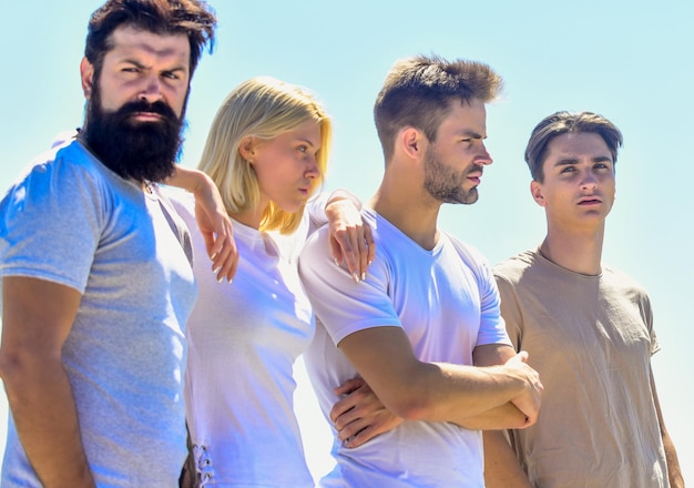 Wees sociaal jongeren bonding doelgerichte business team groep van vier mensen Vrijheid en succes mannen en vrouw hemel achtergrondgeluid jeugdpsychologie Tijd doorbrengen met vrienden Zomervakantie