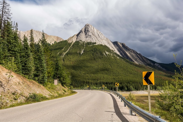 Weg afslag teken. snelweg bij het provinciale park Jasper, Alberta, Canada