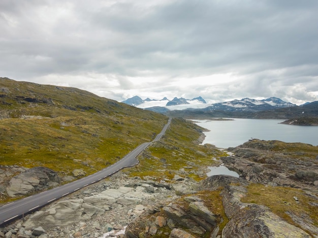 Weg besneeuwde bergen toendra jotunheimen