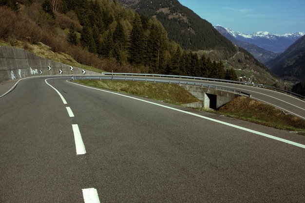 Weg bij de bergen in Italië