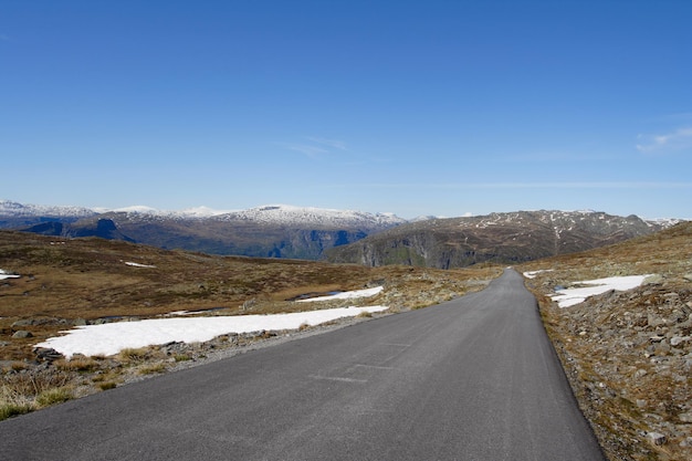 Weg bij de Noorse bergen