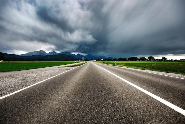 Weg die leidt naar een storm - Forggensee en Schwangau, Duitsland Beieren