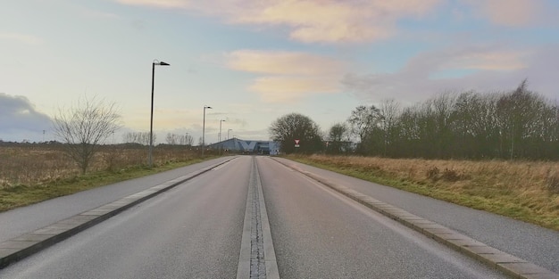 Foto weg door bomen tegen de lucht