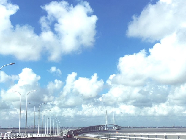 Foto weg door brug tegen de lucht