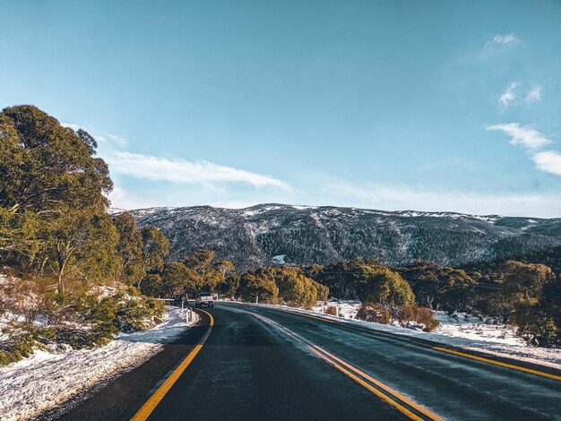 Weg door de berg tegen de lucht genomen op de alpine weg bij Thredbo