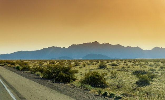 Foto weg door de woestijn bij zonsondergang