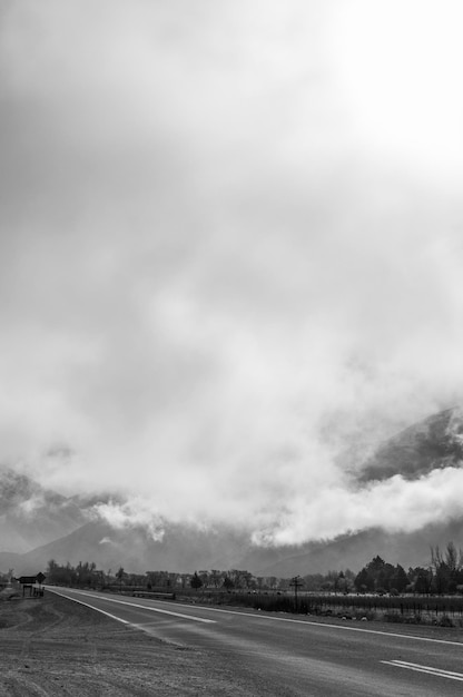 Foto weg door het land tegen de lucht