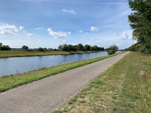 Foto weg door het meer tegen de lucht