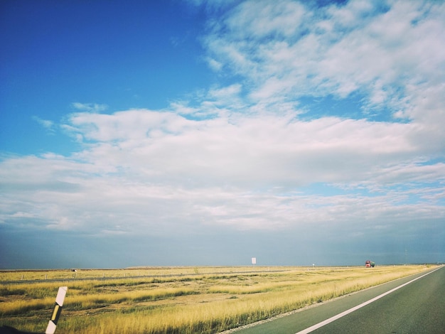 Weg door het veld tegen de lucht