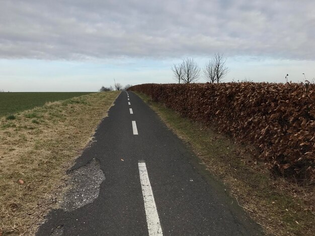 Foto weg door landschap tegen de lucht