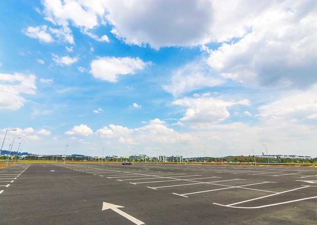 Foto weg door luchthaven tegen de lucht