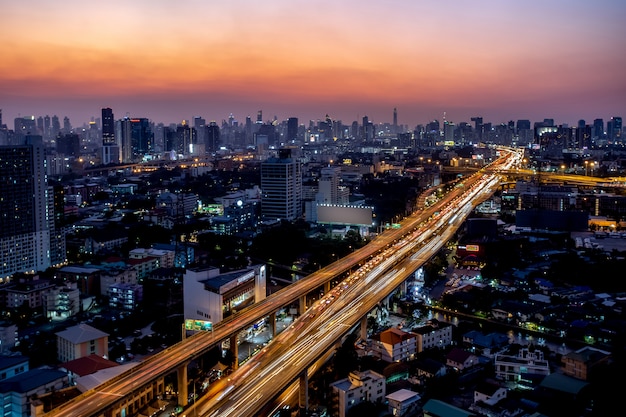 Weg en hoofdverkeer in bangkok, thailand