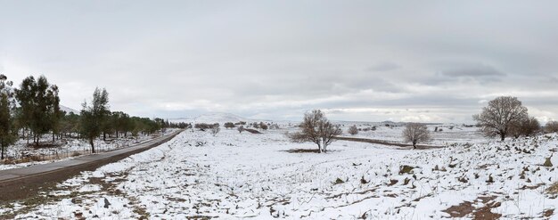 Weg en sneeuw in de Golanhoogten in Israël