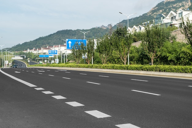 Weg en weelderige bossen in openlucht, Qingdao, China