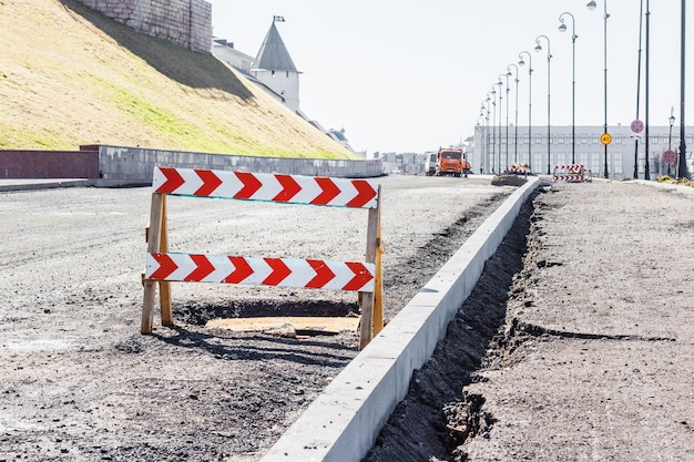 Weg gesloten teken vóór de wegenbouw dichtbij het Kremlin van Kazan in Rusland