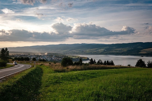 Weg in bergdal op zonnige ochtend in Polen