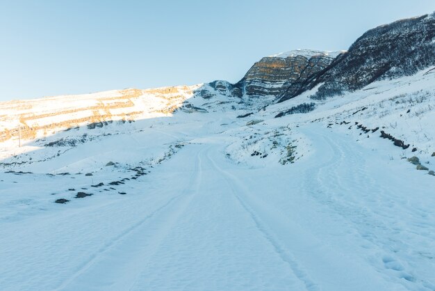 Weg in besneeuwde bergen, winterbergen