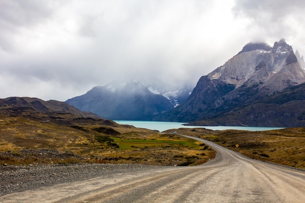 Weg in Chileens nationaal park in Patagonië Torres del paine