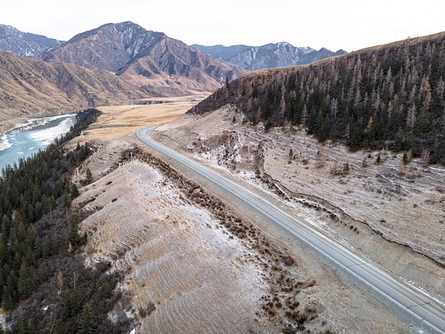 Weg in de bergen in de buurt van een rivier. De Chui-snelweg is een van de mooiste wegen ter wereld. Chuysky-kanaal