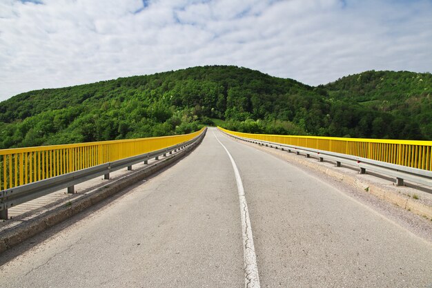 Weg in de bergen van de Balkan, Servië