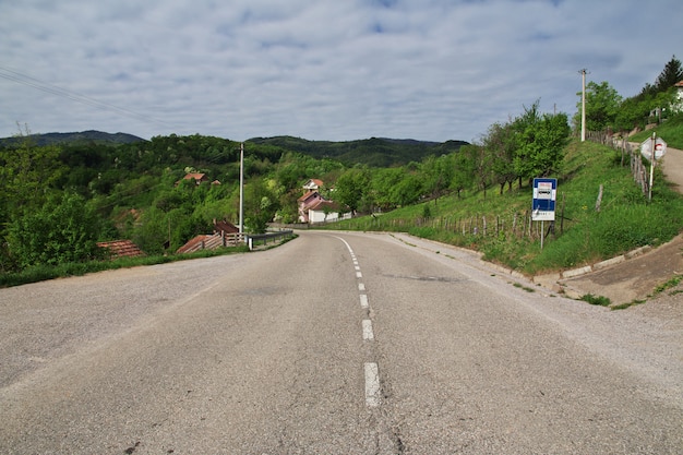 Weg in de bergen van de Balkan, Servië