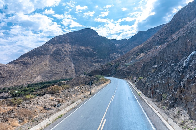 Weg in de bergnatuur van Peru in Zuid-Amerika