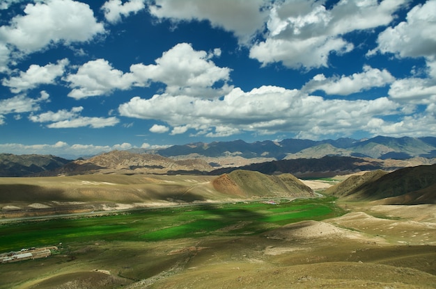Foto weg in de buurt van het issyk-kul-meer, kirgizië, centraal-azië, gelegen in het kochkor-district van de provincie naryn