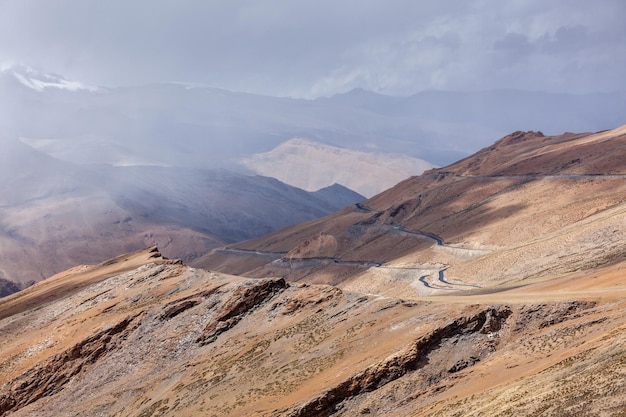 Weg in de Himalaya met bergen