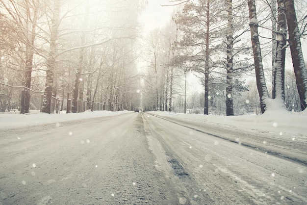 Weg in de sneeuwstorm winter