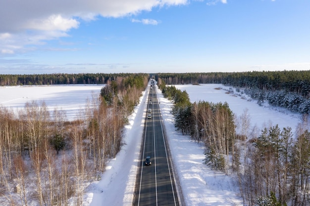 Weg in de winter Alpen. Winterlandschap. Luchtfoto