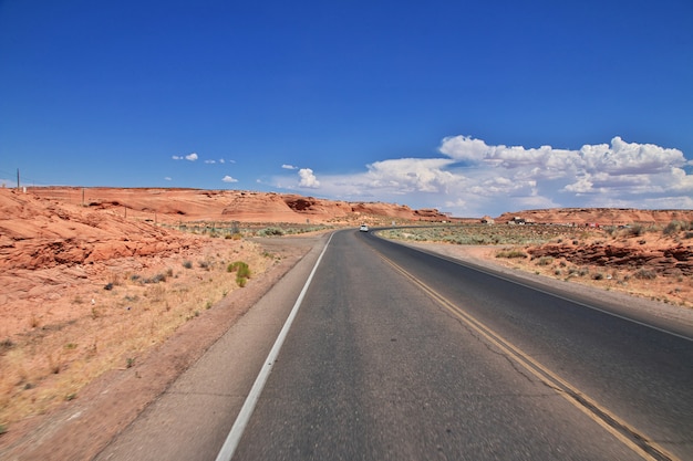 weg in de woestijn van Nevada, Verenigde Staten