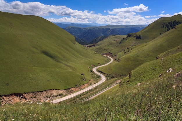 Weg in een bergdal. Gefotografeerd in de Kaukasus, Rusland.